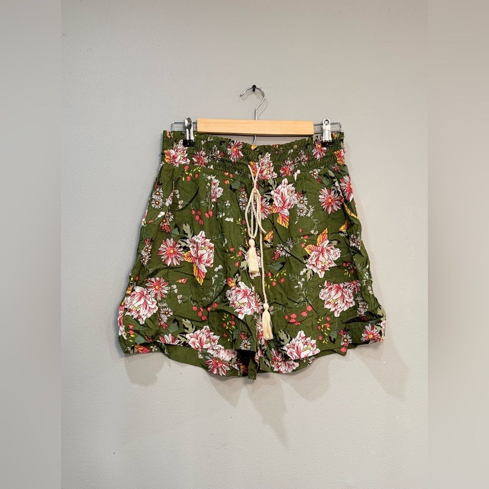 SALE! Green Gigio Floral Flowy Stretch Shorts Size M EUC